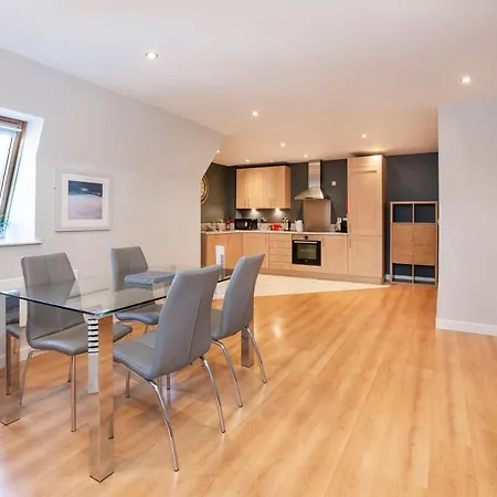 79 Centurion Square With Parking & Lift Vakantiehuis *