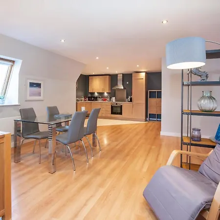 79 Centurion Square With Parking & Lift Vakantiehuis York